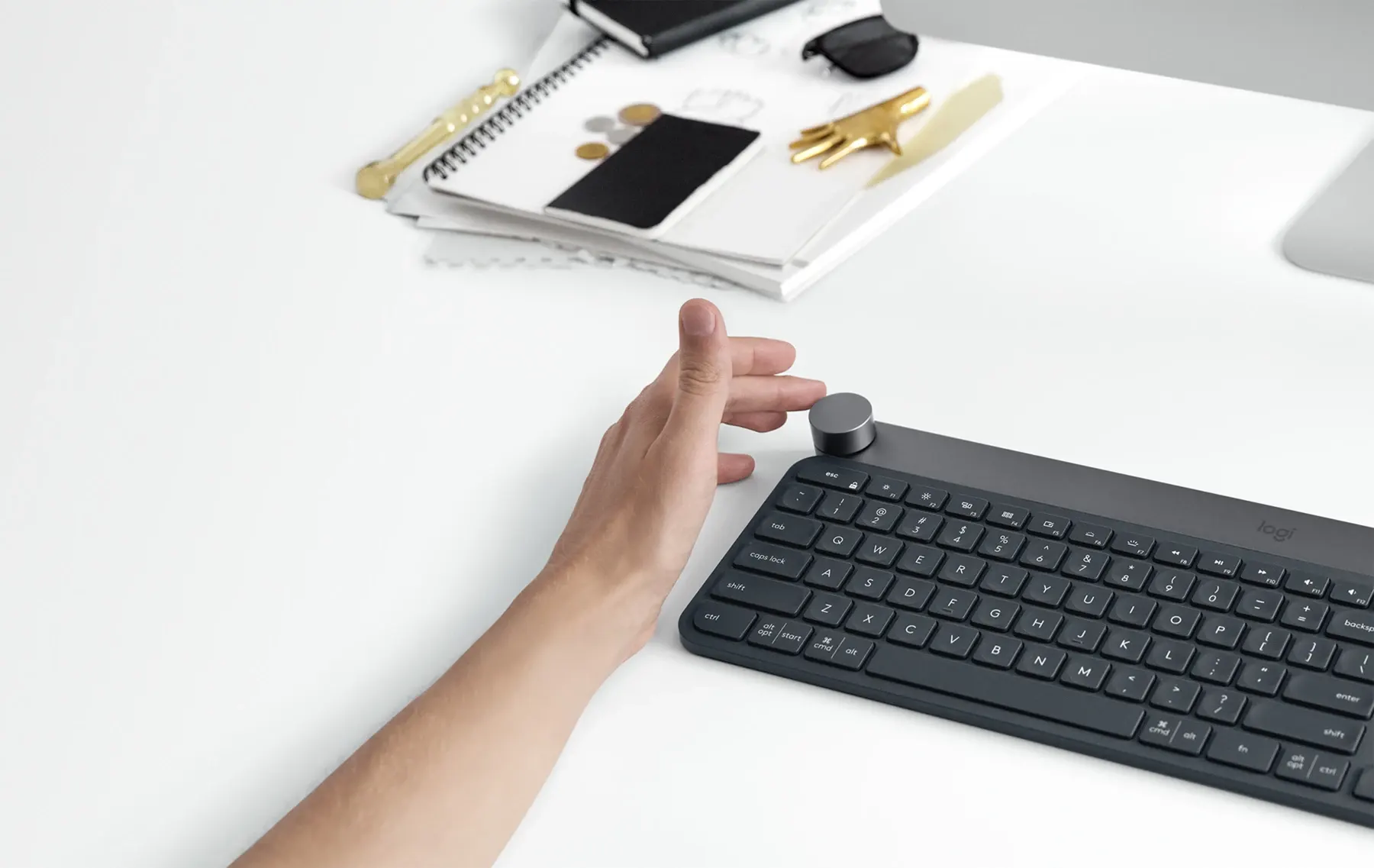 دکمه مخصوص ادیت و طراحی کیبورد بی سیم لاجیتک مدل Logitech Craft Wireless Keyboard